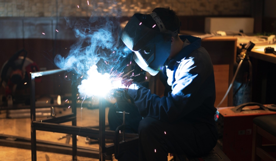 The average total annual compensation for a manufacturing employee in California was $123,972 in 2023.